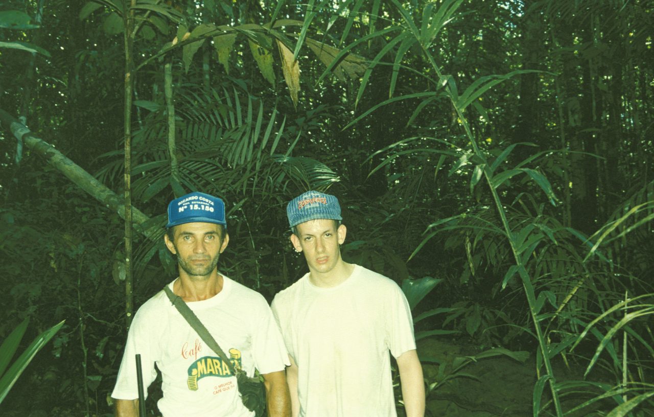 Dennis Besseler als Jugendlicher mit lokalem Guide im Amazonas-Regenwald, Brasilien