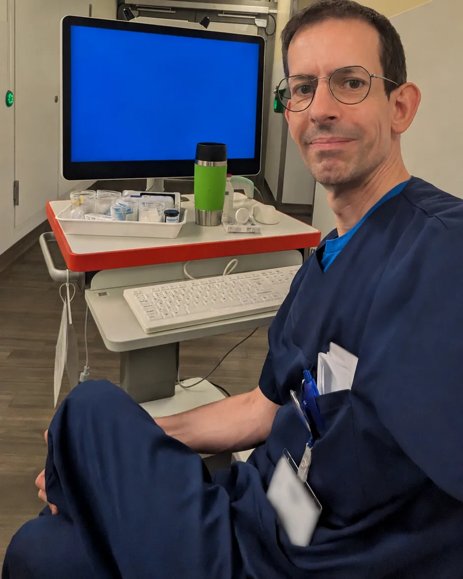 Dennis Besseler in Berufskleidung als examinierter Krankenpfleger
